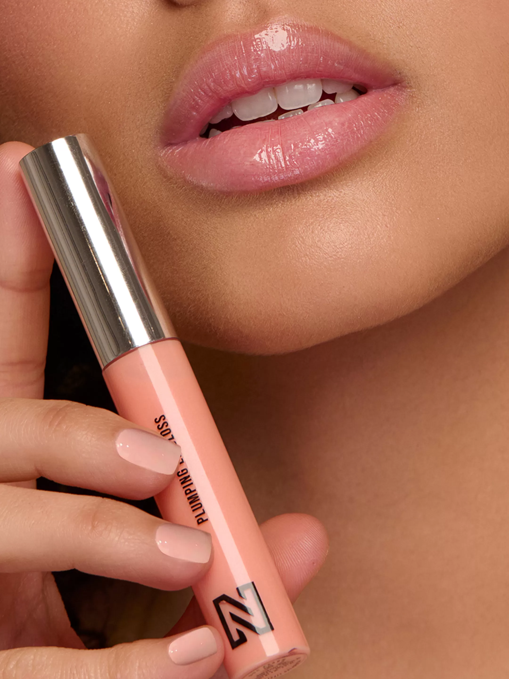 Store NIKKIE PLUMPING GLOSS 004 - Peach